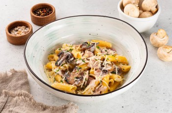 Пенне с ветчиной и грибами подарок