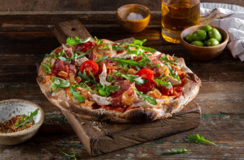 Пиццетта мясная с луком Бальзамик